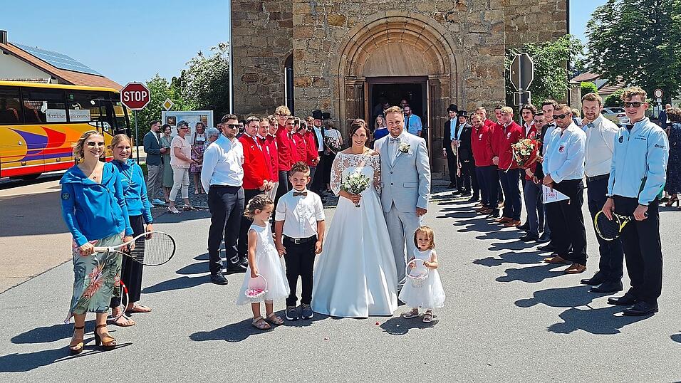 Nach der Kirche durfte das frisch vermählte Paar ein langes Spalier durchschreiten, wobei die Rodinger Burschen, die TB-Fußballer und die Tennisspieler des TC Roding Glückwünsche kundtaten. Nach der Kirche durfte das frisch vermählte Paar ein langes Spalier durchschreiten, wobei die Rodinger Burschen, die TB-Fußballer und die Tennisspieler des TC Roding Glückwünsche kundtaten.