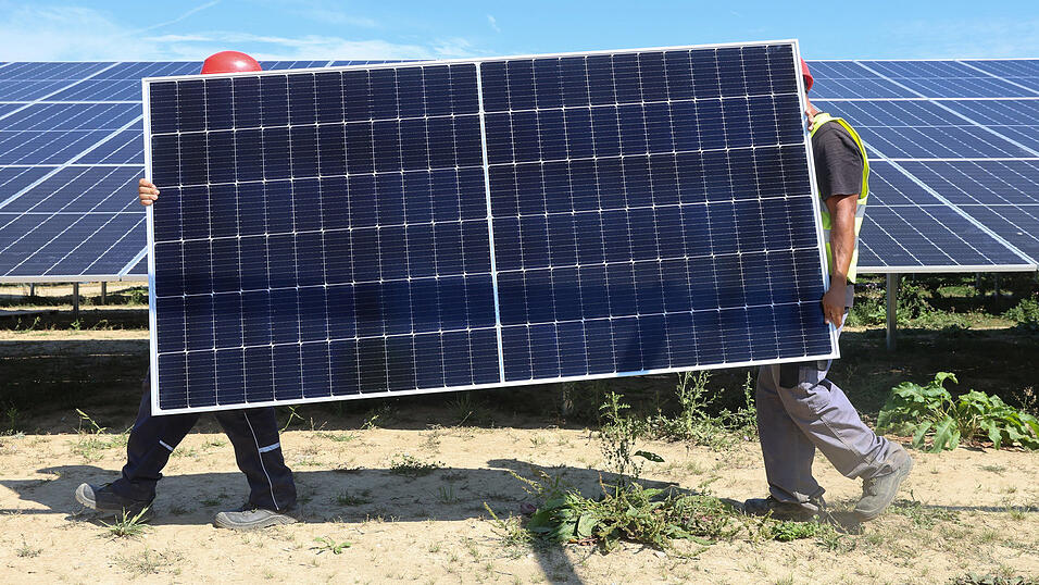 Netzdienliche Speicher sollen &uuml;bersch&uuml;ssige Energie aus erneuerbaren Quellen wie Photovoltaik speichern und zeitversetzt wieder einspeisen. (Symbolbild)