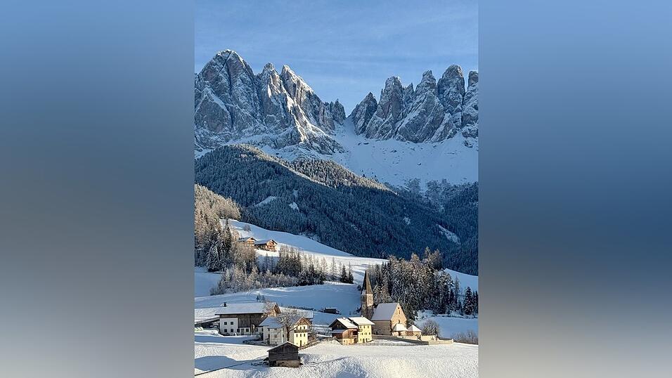 Das Dorf liegt malerisch vor den teils mehr als 3000 Meter hohen Geislerspitzen.