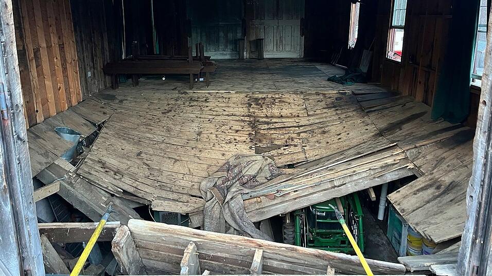 In einem Geb&auml;ude in l&auml;ndlicher Natur sollte die Trauung stattfinden - &Uuml;berf&uuml;llung k&ouml;nnte die Ursache f&uuml;r den Einbruch des Holzfu&szlig;bodens sein.