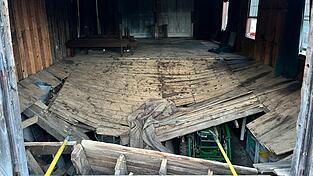 In einem Geb&auml;ude in l&auml;ndlicher Natur sollte die Trauung stattfinden - &Uuml;berf&uuml;llung k&ouml;nnte die Ursache f&uuml;r den Einbruch des Holzfu&szlig;bodens sein.