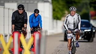 26 Kilometer in einer Stunde und 45 Minuten haben Schneider und Klingbeil am Morgen geschafft - auf den R&auml;dern durchs Gel&auml;nde.