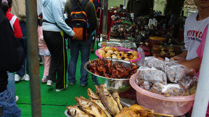 Imke und Andy fahren auf dem längsten Fluss Chinas, dem Jangtse. Imke und Andy fahren auf dem längsten Fluss Chinas, dem Jangtse.