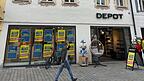 Seit Donnerstag hängen großflächig Plakate in den Schaufenstern. Seit Donnerstag hängen großflächig Plakate in den Schaufenstern.