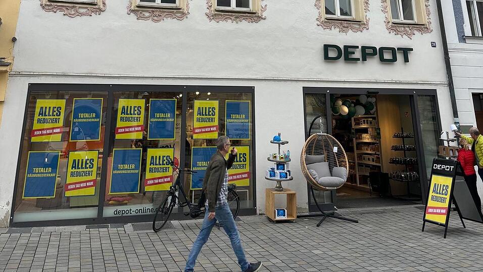 Seit Donnerstag h&auml;ngen gro&szlig;fl&auml;chig Plakate in den Schaufenstern.