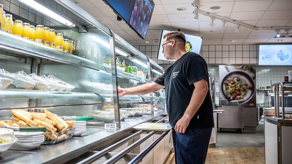 Auch mit niedrigen Preisen und Aktionen in seinen Restaurants versucht Ikea, bei Kunden zu punkten. Auch mit niedrigen Preisen und Aktionen in seinen Restaurants versucht Ikea, bei Kunden zu punkten.
