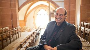 Pfarrer Vincenzo Petracca baute in seiner Kirche einen Gottesdienst rund um die Musikerin Taylor Swift auf.