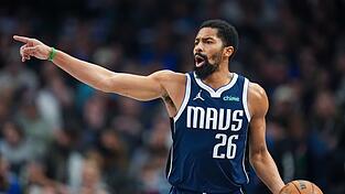 Von der NBA in die Bundesliga: Basketball-Routinier Spencer Dinwiddie heuert beim FC Bayern an. (Archivbild)