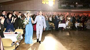 Mit Standing Ovations wurde das neuen Ritterpaar Julia Baumann und Max Wild um 21.58 Uhr im Saal des Tagungszentrums willkommen gehei&szlig;en.