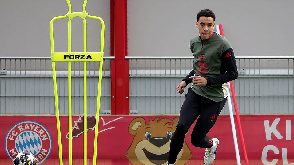 Jamal Musiala arbeitet nach Problemen am operierten linken Bein wieder auf dem Rasen. (Archivbild)