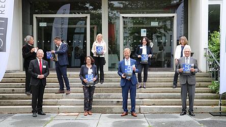 Freuen sich &uuml;ber 50 Jahre OTH: (hinten, von links) Regierungspr&auml;sident Axel Bartelt, Ministerialdirigent Christian Schoppik, langj&auml;hrige Mitarbeiterin Margit Traidl, Vizepr&auml;sidentin Professor Klaudia Winkler, Professorin Christine S&uuml;&szlig;-Gebhard, (vorne, von links) Helmut Matschi, Vorstandsmitglied der Continental AG, Oberb&uuml;rgermeisterin Gertrud Maltz-Schwarzfischer, Pr&auml;sident Professor Wolfgang Baier und ehemaliger Pr&auml;sident Professor Josef Eckstein.