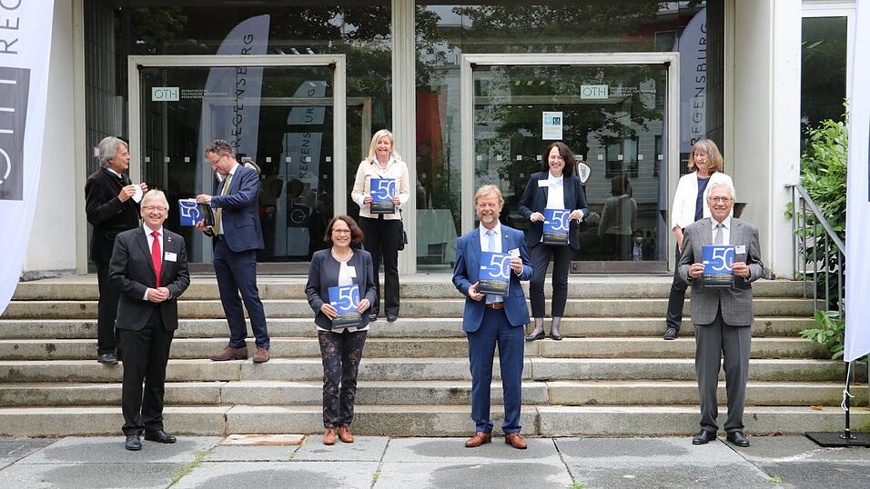 Freuen sich über 50 Jahre OTH: (hinten, von links) Regierungspräsident Axel Bartelt, Ministerialdirigent Christian Schoppik, langjährige Mitarbeiterin Margit Traidl, Vizepräsidentin Professor Klaudia Winkler, Professorin Christine Süß-Gebhard, (vorne, von links) Helmut Matschi, Vorstandsmitglied der Continental AG, Oberbürgermeisterin Gertrud Maltz-Schwarzfischer, Präsident Professor Wolfgang Baier und ehemaliger Präsident Professor Josef Eckstein. Freuen sich über 50 Jahre OTH: (hinten, von links) Regierungspräsident Axel Bartelt, Ministerialdirigent Christian Schoppik, langjährige Mitarbeiterin Margit Traidl, Vizepräsidentin Professor Klaudia Winkler, Professorin Christine Süß-Gebhard, (vorne, von links) Helmut Matschi, Vorstandsmitglied der Continental AG, Oberbürgermeisterin Gertrud Maltz-Schwarzfischer, Präsident Professor Wolfgang Baier und ehemaliger Präsident Professor Josef Eckstein.