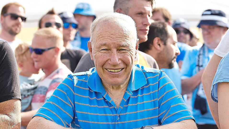 80 Jahre und topfit: 150 Liegest&uuml;tze schafft Karsten Wettberg laut eigener Aussage pro Tag - und er spielt auch noch in der Traditionself des TSV 1860 M&uuml;nchen. Zuvor trainierte er in 44 Jahren 16 verschiedene Vereine.