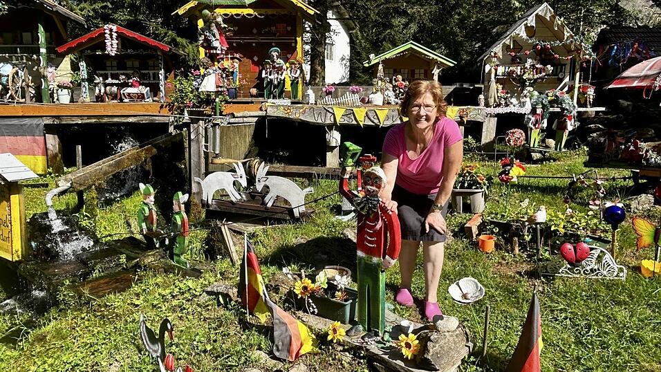 Sieglinde Ettl kümmert sich seit 15 Jahren um den Erhalt der Wasserspiele an der Hauersäge. Dass alles schön bunt ist, ist der Besitzerin wichtig. Sieglinde Ettl kümmert sich seit 15 Jahren um den Erhalt der Wasserspiele an der Hauersäge. Dass alles schön bunt ist, ist der Besitzerin wichtig.
