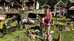 Sieglinde Ettl kümmert sich seit 15 Jahren um den Erhalt der Wasserspiele an der Hauersäge. Dass alles schön bunt ist, ist der Besitzerin wichtig. Sieglinde Ettl kümmert sich seit 15 Jahren um den Erhalt der Wasserspiele an der Hauersäge. Dass alles schön bunt ist, ist der Besitzerin wichtig.