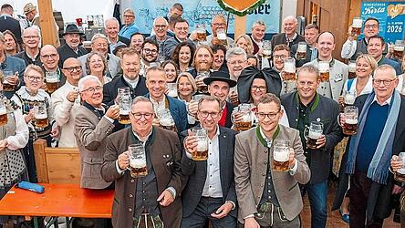 Einige der Ehreng&auml;ste mitsamt dem angezapften Bier.