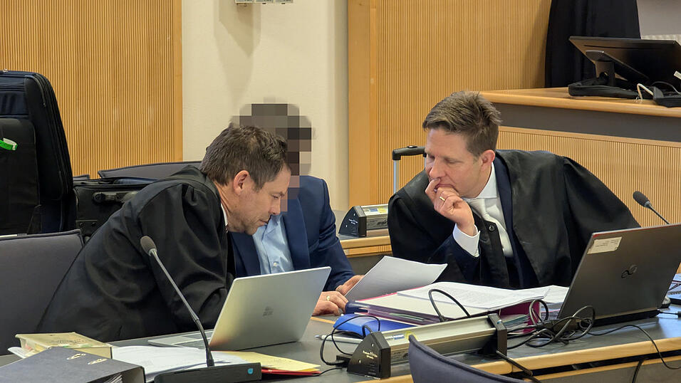 Der Angeklagte und seine Verteidiger gaben sich selbstbewusst und k&auml;mpferisch: Man werde den Gegenbeweis antreten.