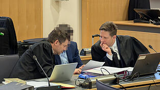 Der Angeklagte und seine Verteidiger gaben sich selbstbewusst und kämpferisch: Man werde den Gegenbeweis antreten.