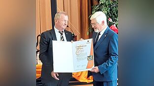 Mitglied des Bundesvorstands Andreas Blümel überreicht der Kolpingsfamilie Waldmünchen das Ehrendiplom des Kolping-Bundesverbandes. Mitglied des Bundesvorstands Andreas Blümel überreicht der Kolpingsfamilie Waldmünchen das Ehrendiplom des Kolping-Bundesverbandes.
