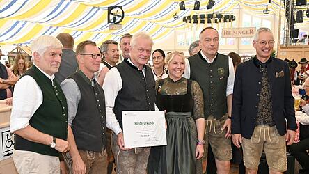 Bei der Er&ouml;ffnung des G&auml;ubodenvolksfestes &uuml;berreichte Bundesheimatminister Alois Rainer einen F&ouml;rderbescheid &uuml;ber 50.000 Euro an das Bluval-Vorstandsteam mit Peter Ries, Stefan Mutz, Karin Mittermeier-Ruppert, Andreas Fuchs sowie OB Markus Pannermayr.