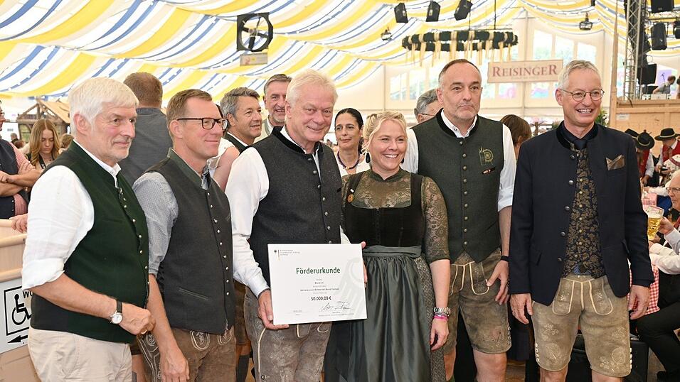 Bei der Er&ouml;ffnung des G&auml;ubodenvolksfestes &uuml;berreichte Bundesheimatminister Alois Rainer einen F&ouml;rderbescheid &uuml;ber 50.000 Euro an das Bluval-Vorstandsteam mit Peter Ries, Stefan Mutz, Karin Mittermeier-Ruppert, Andreas Fuchs sowie OB Markus Pannermayr.