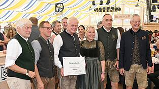 Bei der Eröffnung des Gäubodenvolksfestes überreichte Bundesheimatminister Alois Rainer einen Förderbescheid über 50.000 Euro an das Bluval-Vorstandsteam mit Peter Ries, Stefan Mutz, Karin Mittermeier-Ruppert, Andreas Fuchs sowie OB Markus Pannermayr. Bei der Eröffnung des Gäubodenvolksfestes überreichte Bundesheimatminister Alois Rainer einen Förderbescheid über 50.000 Euro an das Bluval-Vorstandsteam mit Peter Ries, Stefan Mutz, Karin Mittermeier-Ruppert, Andreas Fuchs sowie OB Markus Pannermayr.