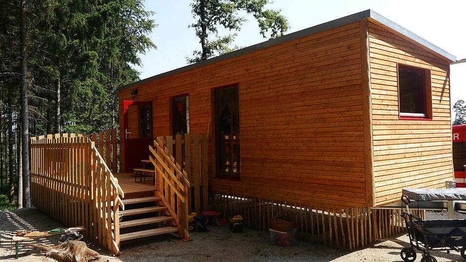 Aus einem Bauwagen wurde ein Holz-Waldkindergartenwagen - mit einer tollen Inneneinrichtung und Platz f&uuml;r 20 Kinder, die Natur pur erleben und f&uuml;hlen wollen.