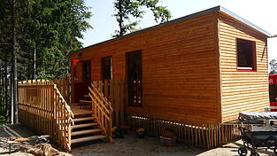 Aus einem Bauwagen wurde ein Holz-Waldkindergartenwagen - mit einer tollen Inneneinrichtung und Platz f&uuml;r 20 Kinder, die Natur pur erleben und f&uuml;hlen wollen.