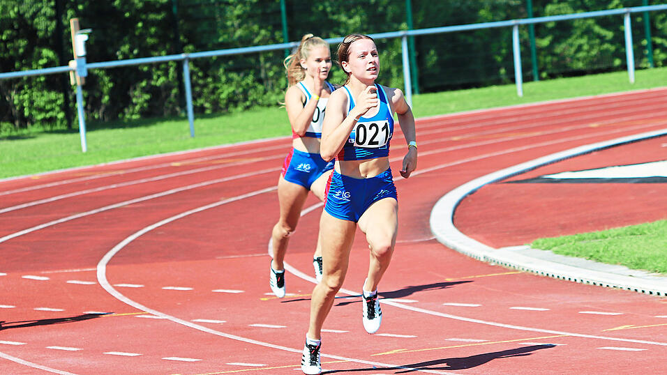 KRAFTVOLL AUS DER KURVE: '200 Meter volle Pulle durchzuhalten ist schon schwer', sagt Hannah Fleischmann (rechts), die damit ziemlich tief stapelt. Schneller als die Athletin von der LG Region Landshut ist über diese Distanz nämlich noch keine 17-Jährige aus Niederbayern gelaufen. Gut lachen hat Fleischmann (kleines Foto) auch, weil sie für den Nationalkader nominiert wurde und somit selbst in Corona-Zeiten trainieren darf.