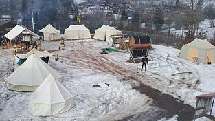 Eine &Uuml;bersicht &uuml;ber das Lager vom Sportplatz aus