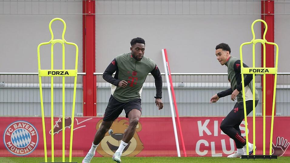 Alphonso Davies (l) und Jamal Musiala im Abschlusstraining.