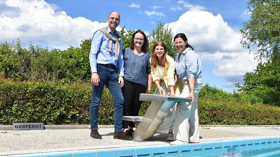 Vorsitzende Renate Obermaier, zweite Vorsitzende Silvia Goldbrunner, Stefanie Noderer und B&uuml;rgermeister Franz H&ouml;gl (v. r.) pr&auml;sentieren den neuen Startsockel des Freibads.