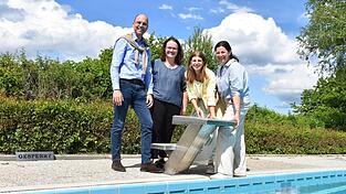 Vorsitzende Renate Obermaier, zweite Vorsitzende Silvia Goldbrunner, Stefanie Noderer und Bürgermeister Franz Högl (v. r.) präsentieren den neuen Startsockel des Freibads. Vorsitzende Renate Obermaier, zweite Vorsitzende Silvia Goldbrunner, Stefanie Noderer und Bürgermeister Franz Högl (v. r.) präsentieren den neuen Startsockel des Freibads.