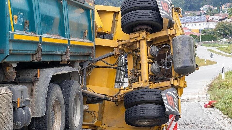 Spektakulärer Unfall am Donnerstagnachmittag in Vilshofen (Kreis Passau). Dort ist ein Lkw-Anhänger samt geladenem Bagger umgestürzt. Spektakulärer Unfall am Donnerstagnachmittag in Vilshofen (Kreis Passau). Dort ist ein Lkw-Anhänger samt geladenem Bagger umgestürzt.