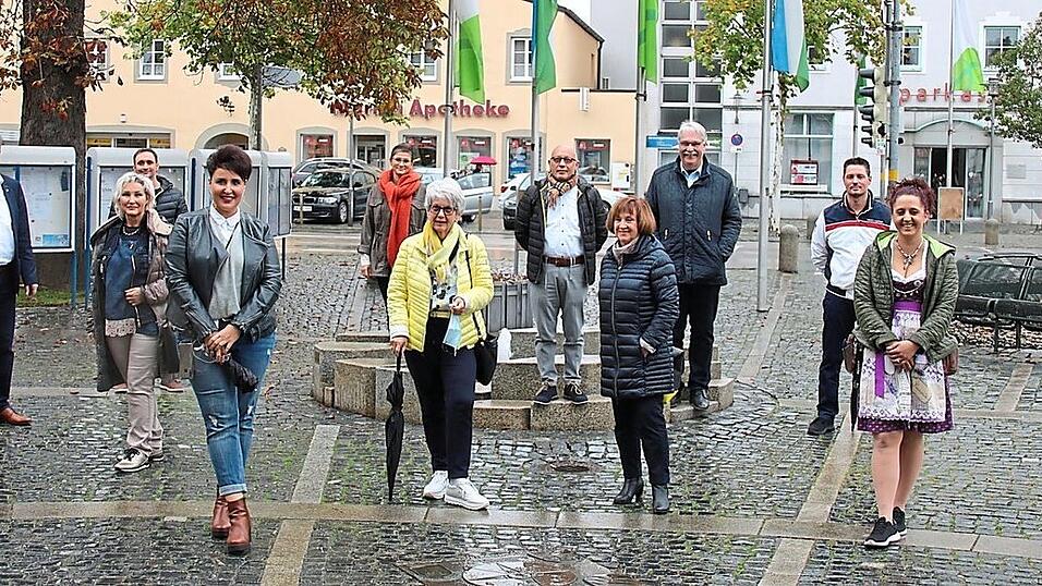 Bürgermeister Hans Schmalhofer, Geschäftsleiter Josef Hofmeister, Ordnungsamtsleiter Bernd Waltl und Kulturamtsleiterin Kathrin Tost mit Vertretern der Gastronomiebetriebe und Geschäfte, die dabei sein wollen. Bürgermeister Hans Schmalhofer, Geschäftsleiter Josef Hofmeister, Ordnungsamtsleiter Bernd Waltl und Kulturamtsleiterin Kathrin Tost mit Vertretern der Gastronomiebetriebe und Geschäfte, die dabei sein wollen.