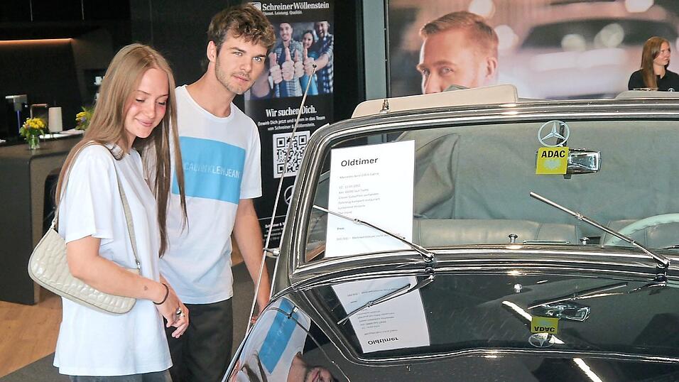 Den Mercedes Oldie bestaunte auch die Jugend.
