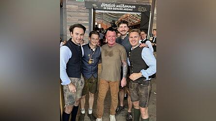 Für Fotos wie dieses stand Prinz Marcus von Anhalt am Donnerstag auf dem Gäubodenvolksfest gerne zur Verfügung.