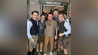 Für Fotos wie dieses stand Prinz Marcus von Anhalt am Donnerstag auf dem Gäubodenvolksfest gerne zur Verfügung.