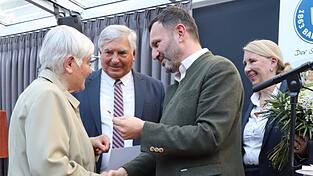 Von stehenden Ovationen begleitet, erhielt Wilma Stelzl (l.) die Auszeichnung f&uuml;r 80 Jahre Mitglied.