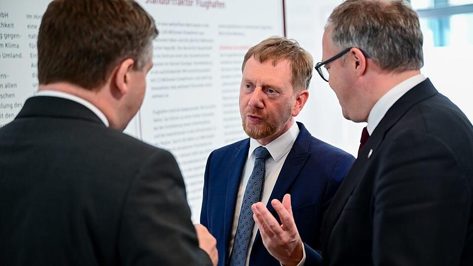 Die drei ostdeutschen CDU-Ministerpräsidenten wehren sich dagegen, dass die abschlagsfreie Rente nach 45 Beitragsjahren - wie von der Rentenkommission empfohlen - abgeschafft werden soll. (Archivbild). Die drei ostdeutschen CDU-Ministerpräsidenten wehren sich dagegen, dass die abschlagsfreie Rente nach 45 Beitragsjahren - wie von der Rentenkommission empfohlen - abgeschafft werden soll. (Archivbild).