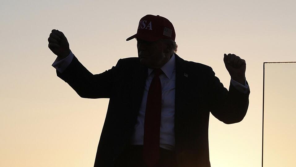 US-Präsident Donald Trump tanzt nach einer Rede bei einer Kundgebung auf den Iowa State Fairgrounds. US-Präsident Donald Trump tanzt nach einer Rede bei einer Kundgebung auf den Iowa State Fairgrounds.