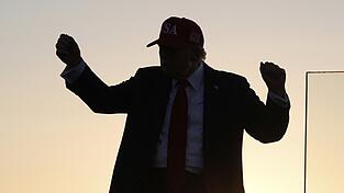US-Präsident Donald Trump tanzt nach einer Rede bei einer Kundgebung auf den Iowa State Fairgrounds. US-Präsident Donald Trump tanzt nach einer Rede bei einer Kundgebung auf den Iowa State Fairgrounds.