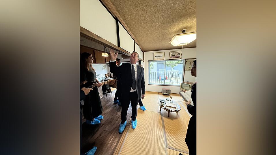 In Saitama informiert sich Christian Bernreiter &uuml;ber Wohnraumsanierung.