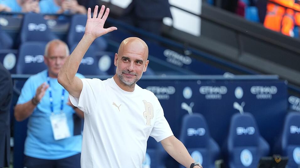 Nach zehn Jahren verabschiedete sich Trainer Pep Guardiola bei Manchester City. Nach zehn Jahren verabschiedete sich Trainer Pep Guardiola bei Manchester City.