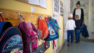 Mit der Reform des Bayerischen Kinderbildungs- und -betreuungsgesetzes erhöht der Freistaat die staatliche Förderung stufenweise bis 2029 um 25 Prozent. In den Portemonnaies der Eltern wird durch den Wegfall des staatlichen Elternbeitragszuschusses aber Geld fehlen. Mit der Reform des Bayerischen Kinderbildungs- und -betreuungsgesetzes erhöht der Freistaat die staatliche Förderung stufenweise bis 2029 um 25 Prozent. In den Portemonnaies der Eltern wird durch den Wegfall des staatlichen Elternbeitragszuschusses aber Geld fehlen.