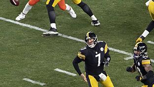Gleich zu Beginn des Spiels kann Steelers-Quarterback Ben Roethlisberger dem Ball nach einem missglückten Snap nur hinterherschauen. Gleich zu Beginn des Spiels kann Steelers-Quarterback Ben Roethlisberger dem Ball nach einem missglückten Snap nur hinterherschauen.