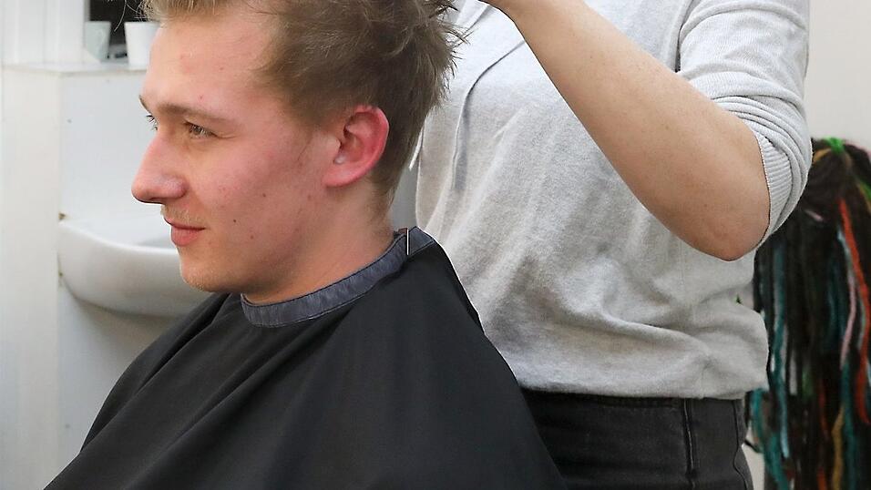 Als erstes geht es an die Haare unseres Autors, doch die werden sp&auml;ter unter einer Per&uuml;cke versteckt.