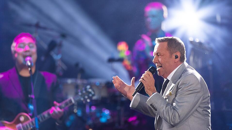 Schlagers&auml;nger Roland Kaiser steht beim Auftaktkonzert der 'Kaiser Mania 2019' bei den Filmn&auml;chten am Elbufer auf der B&uuml;hne und singt. Am 2. und 3. August sowie am 9. und 10. August tritt Kaiser in Dresden wie jedes Jahr zur Show 'Kaiser Mania' vor jeweils 12.000 Zuschauern auf.