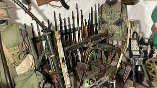 Bei einer Durchsuchung kamen mehrere Langwaffen und Militärgegenstände zum Vorschein.
