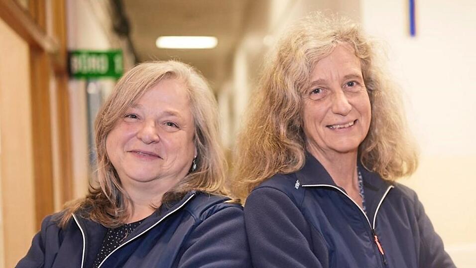 Die Leiterinnen der Bahnhofsmission an Gleis 11, Barbara Thoma (l.) und Bettina Spahn